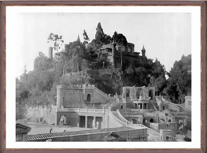 Cerro en la Alameda de Santiago.